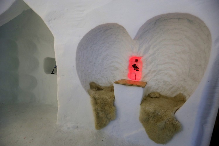 Siedzenia wykładane owczymi skórami w luksusowym hotelu iglo Iglu-Dorf GmbH na górze Parsenn. Forum Ekonomiczne w Davos 2015, 20.01.2015, Szwajcaria.