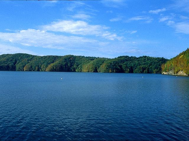 Jezioro Solińskie w Bieszczadach jest piękne także jesienią, fot. Paweł Klimek