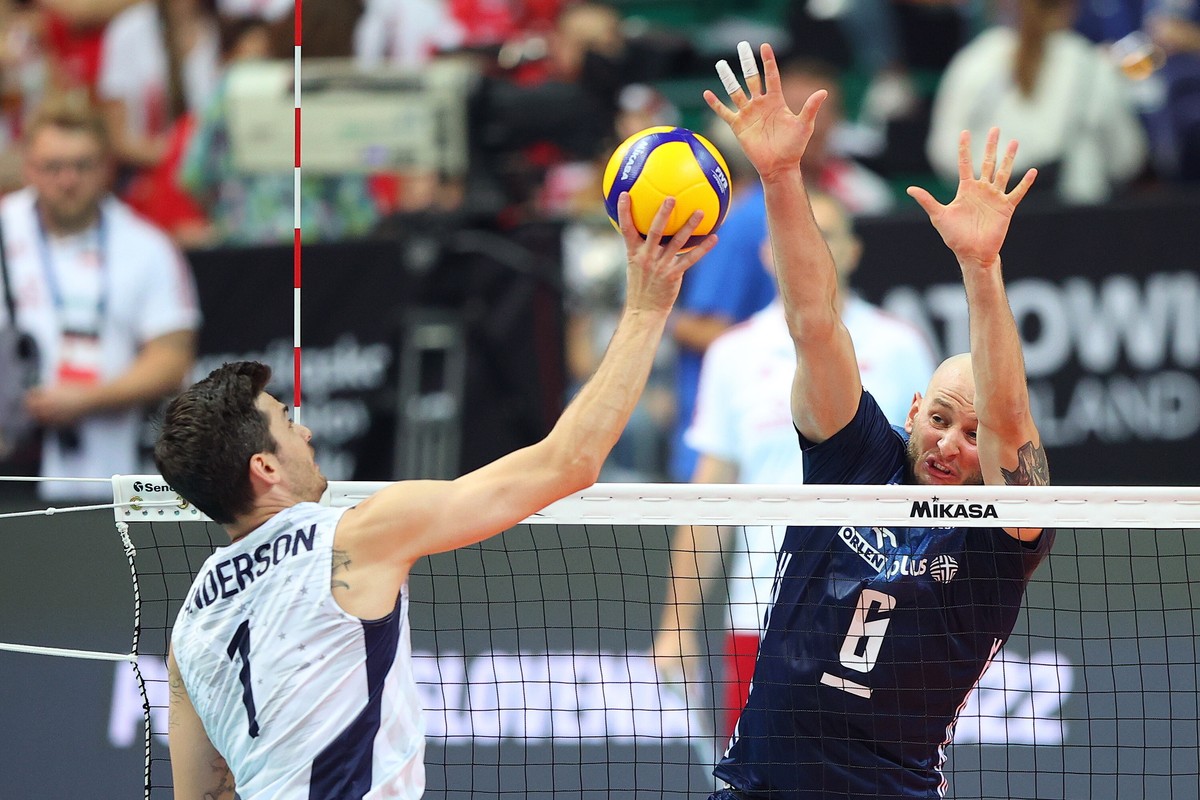 Zawodnik reprezentacji Polski Bartosz Kurek (P) i Matthew Anderson (L) z USA podczas meczu grupy C mistrzostw świata siatkarzy w Katowicach