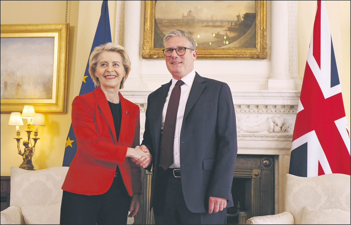 Premier Wielkiej Brytanii Keir Starmer wita przewodniczącą Komisji Europejskiej Ursulę von der Leyen przy Downing Street