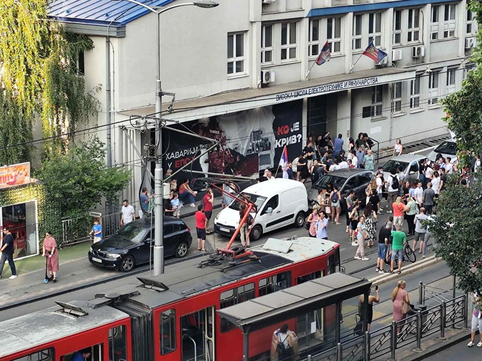 Studenti ispred zgrade Visoke škole elektrotehnike i računarstva