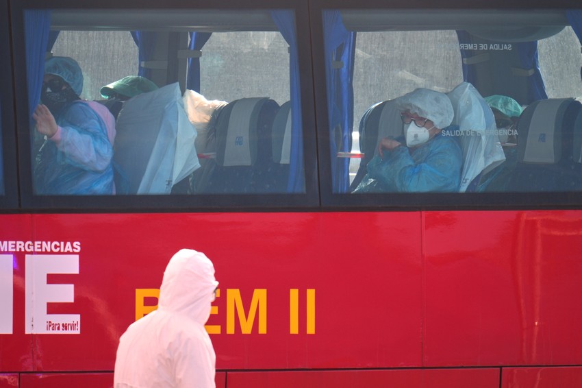 Putnici u autobusu nakon iskrcavanja sa kruzera Hondijus na kojem je izbila zaraza hantavirusa, na Tenerifima, Kanarska ostrva, 10. maja