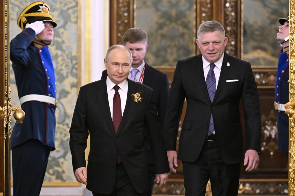 Vladimir Putin i Robert Fico u Moskvi 9. maja 2025.