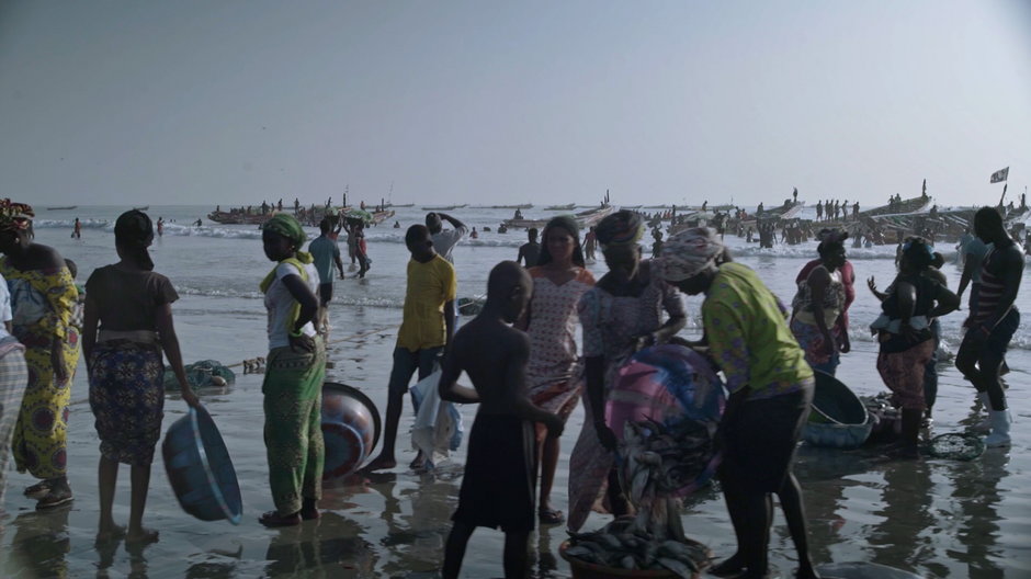 Rybacy na plaży w Gambii