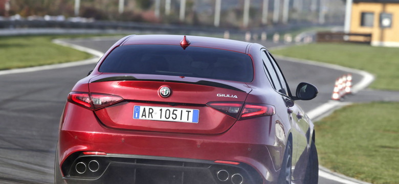 Alfa Romeo Giulia już jeździ! Nowa limuzyna pogromcą BMW i Mercedesa? Pobiła rekord [ZDJĘCIA]