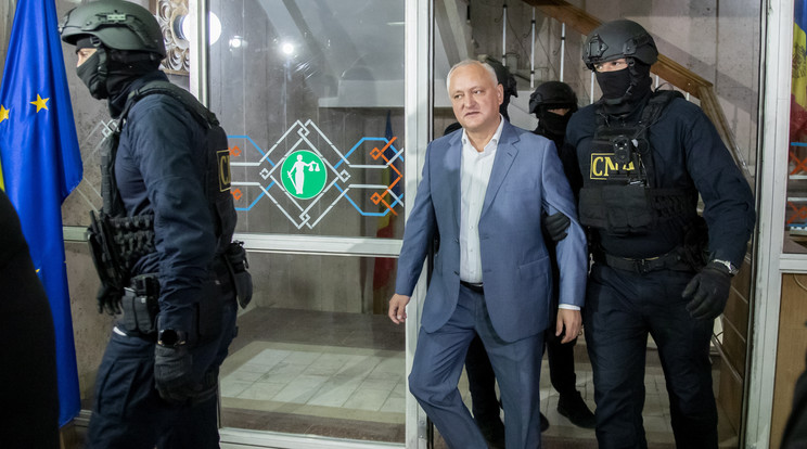 Igor Dodon volt moldovai elnököt a törvény emberei kísérik a bírósági tárgyalásról a moldovai Kisinyovban. Igor Dodon volt moldovai elnököt passzív korrupcióval, illegális pártfinanszírozással, hazaárulással és illegális meggazdagodással vádolják. / Fotó: EPA/Dumitru Doru