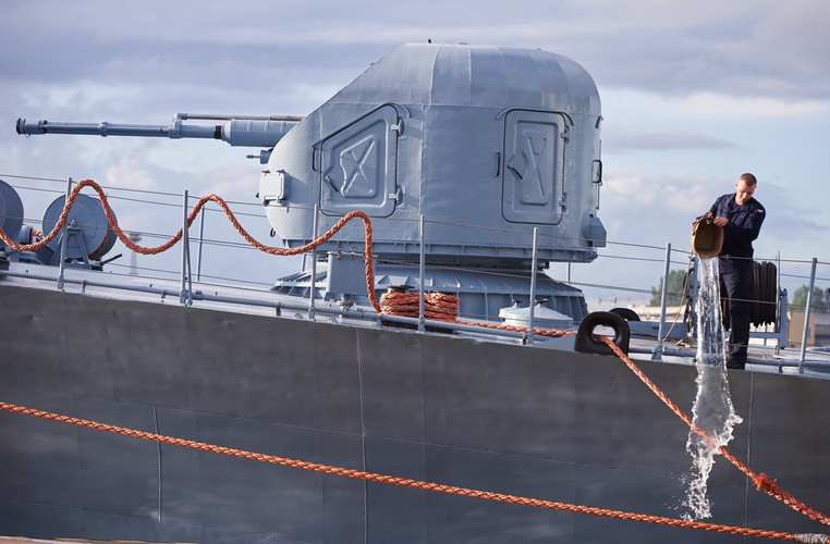 Wśród 40 okrętów znajdzie się siedem polskich jednostek. Polska Marynarka wysłała na manewry: <br> * okręt rakietowy ORP 'Grom', <br> * korwetę zwalczania okrętów podwodnych ORP 'Kaszub', <br> * fregatę rakietową ORP 'Gen. T. Kościuszko', <br> * okręt dowodzenia ORP 'Kontradmirał Xawery Czernicki' <br> * oraz trzy trałowce: ORP 'Resko', 'Bukowo' i 'Dąbie'. <br>Okręt ORP 'Kaszub' wychodzi w morze na międzynarodowe ćwiczenia 'Northern Coasts 2015' <br><br>fot. (aw/zuz) PAP/Adam Warżawa