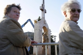 Ponad 26 tys. osób podpisało się pod petycją w obronie krzyża na pomniku Jana Pawła II