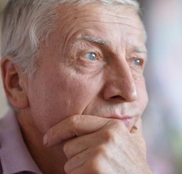 Zakaz zwalniania i dodatki: 4 uprawnienia pracownika 50+