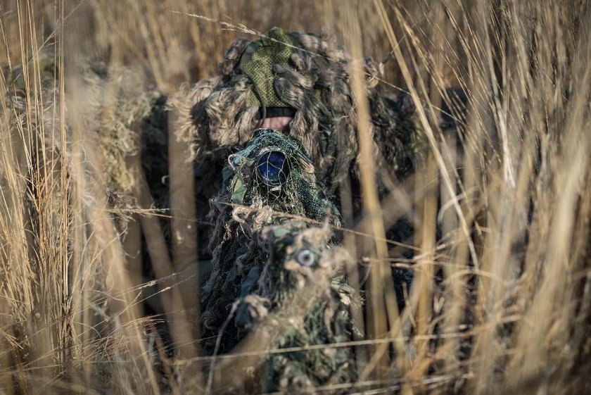 Trening strzelców wyborowych na poligonie w Nowej Dębie