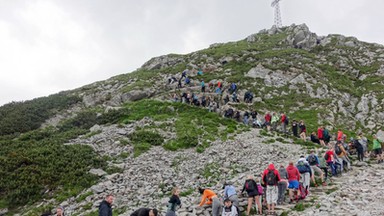 Turyści pobili się na Giewoncie. Pod szczytem rozpylono gaz pieprzowy