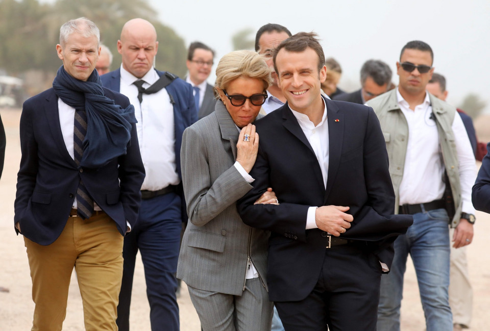 Brigitte Macron w szarym garniturze