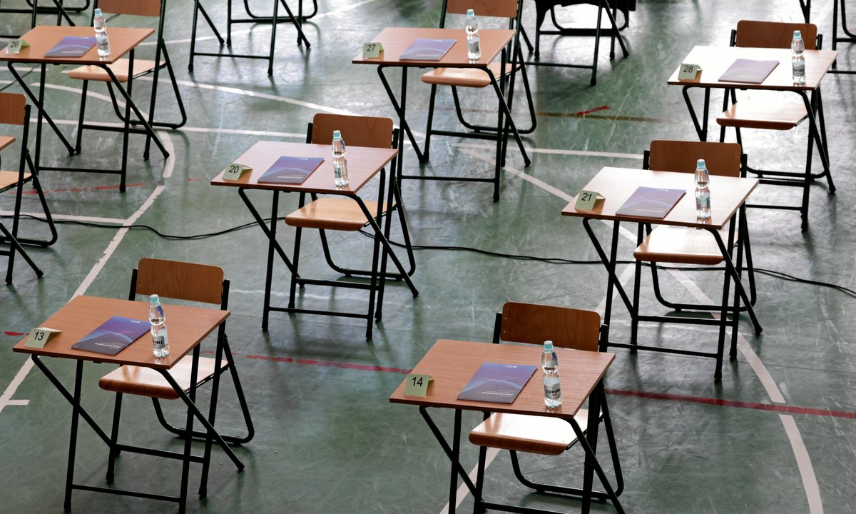 Polacy z różnych pokoleń wspominają matury. "Wybierz inną karteczkę"