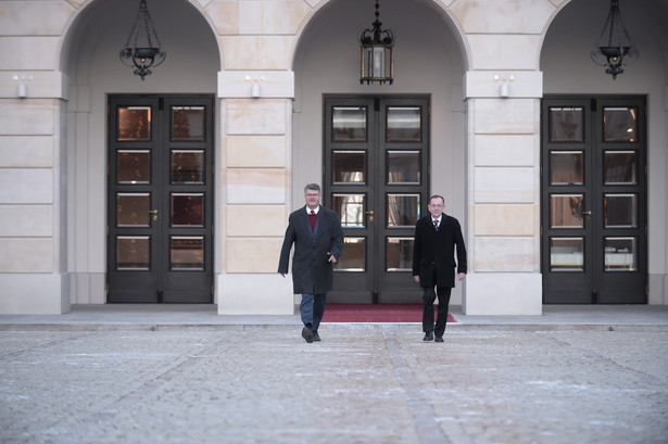 Mariusz Kamiński i Maciej Wąsik przed Pałacem Prezydenckim w Warszawie