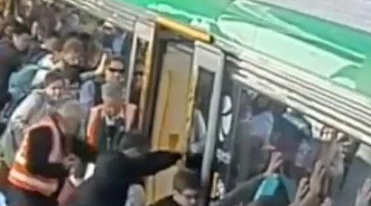 Utasok mentették ki a metró alá szorult férfit  – videó!