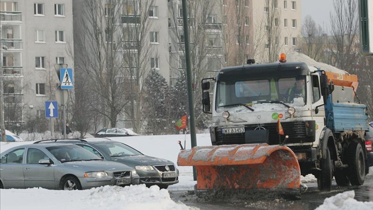 Zasypane śniegiem ulice i chodniki, olbrzymie utrudnienia w ruchu oto co przyniósł warszawiakom kolejny atak zimy. Niestety śnieżyca przysporzyła także olbrzymich kosztów. Tylko jedna pełna akcja odśnieżania kosztuje ZOM aż 650 tys zł.