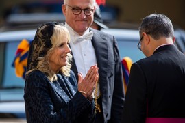 "Jedna kao SVETICA NA ZEMLJI, druga kao SATANA IZ PAKLA", OVA FOTKA oborila mreže: Melaniju i Džil Bajden od juče ovako zovu i evo za koju kažu da je GREŠNICA, a ko ima OREOL IZNAD GLAVE