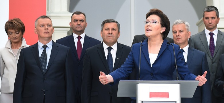 Kobiety wzięły rząd. "Psiapsiółki przesiadujące stale w gabinecie Kopacz"