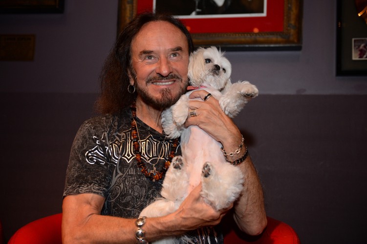 Stan Borys z suczką Julką podczas spotkania promocyjnego