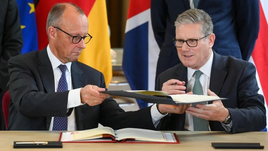 Nemački kancelar Fridrih Merc i britanski premijer Kir Starmer potpisali su veliki sporazum u Londonu | Foto: EPA