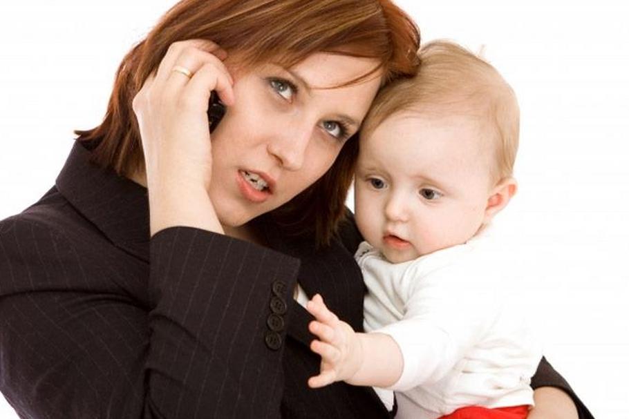 Brytyjczycy porównali poziom stresu pracujących matek do bezdzietnych kobiet