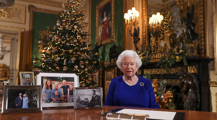 A királynő tavaly a hagyományos karácsonyi beszédekor, idén alig lesznek rokonai a fa körül /Fotó: GettyImages