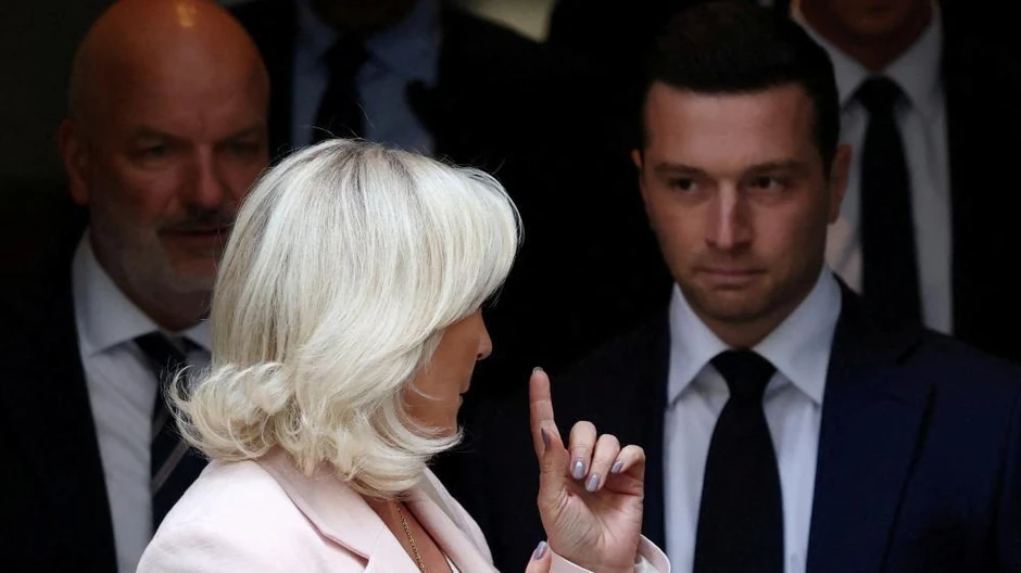 Le Pen u razgovoru sa Žordanom Bardelom, predsednikom njene partije, posle donošenja presude | Foto: EPA