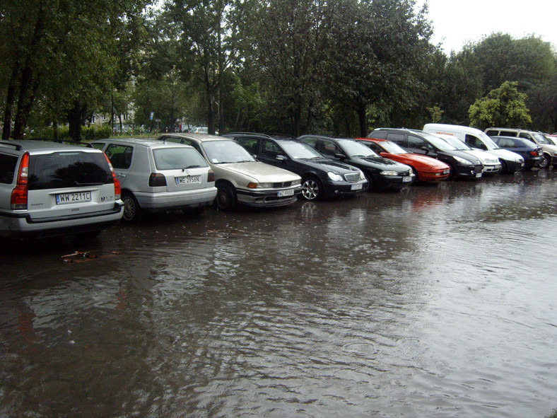 Warszawa znów zalana, utrudnienia na drogach