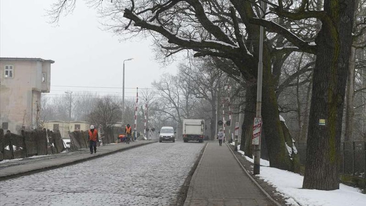 Uwaga mieszkańcy zachodnich osiedli i kierowcy jeżdżący główną arterią Leśnicy! W nocy z piątku na sobotę kolejarze znów zamkną przejazd przez ul. Średzką. A to oznacza jedno: spore objazdy i gigantyczne korki.