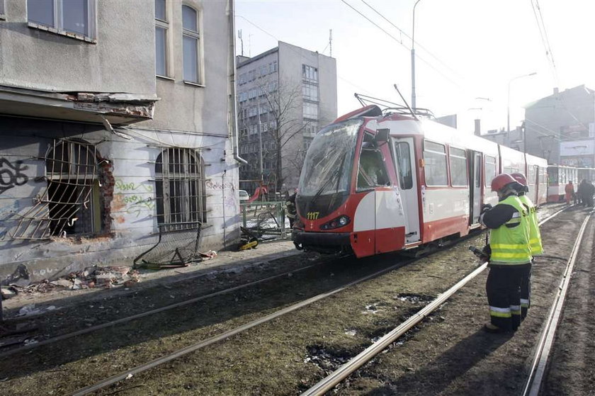 Tramwaj wbił się w dom