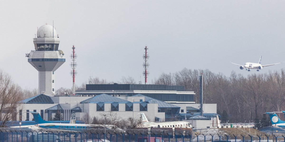 Porty lotnicze twierdzą, że wyższe opłaty zaszkodzą polskiemu rynkowi lotniczemu, który po pandemii jest nadal w trudnej sytuacji. Druga strona uważa, że podwyżki są uzasadnione, co więcej wprowadzane są też na zachodzie Europy. 