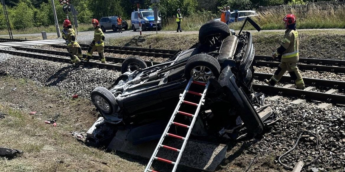 Wypadek w miejscowości Blachownia pod Częstochową. Auto osobowe wjechało pod pociąg Intercity, a po zderzeniu dachowało i stanęło w płomieniach.