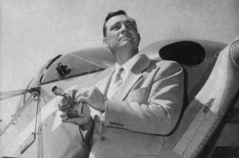 Kenneth Arnold obok swojego prywatnego samolotu