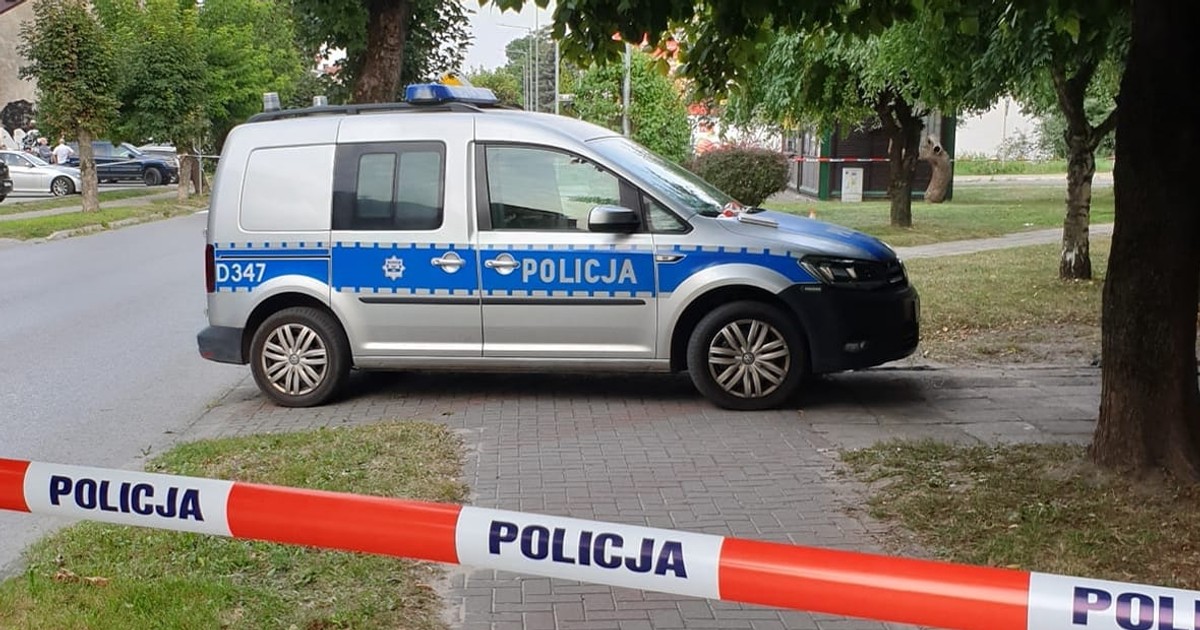 65-latek nagle wyciągnął broń. Policjanci wiedzieli, że to nie przelewki