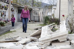 Włochy: Po trzęsieniu ziemi 10 tysięcy osób śpi w samochodach