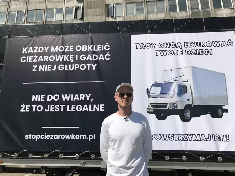 Krzysztof Gonciarz przed furgonetką, chwilę przed wyjazdem na miasto