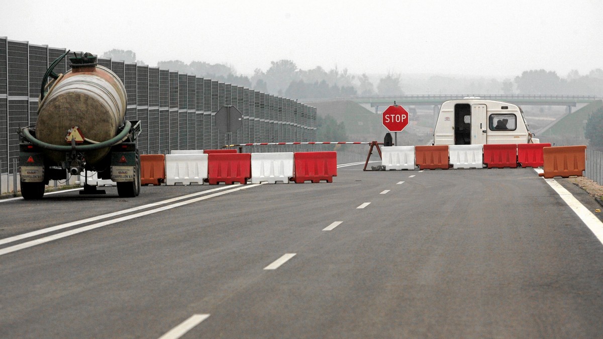 Czesko-niemieckiej spółce Bogl a Krysl, dzięki której autostrada A2 między Łodzią a Warszawą była przejezdna przed Euro 2012, grozi likwidacja. Tak twierdzą władze firmy w liście do Generalnej Dyrekcji Dróg Krajowych i Autostrad. Zdaniem prezesa spółki Josefa Krysla wszystko z powodu złej woli urzędników dyrekcji.