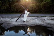 Michał Ulewiński w drodze na Jasną Górę. Wyruszył z rodzinnej miejscowości Kierz Niedźwiedzi z intencją zakreślenia na mapie Polski znaku krzyża, lipiec 2020 r.