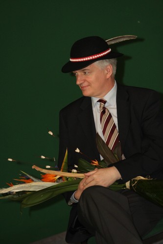 Jarosław Gowin w tradycyjnym góralskim nakryciu głowy