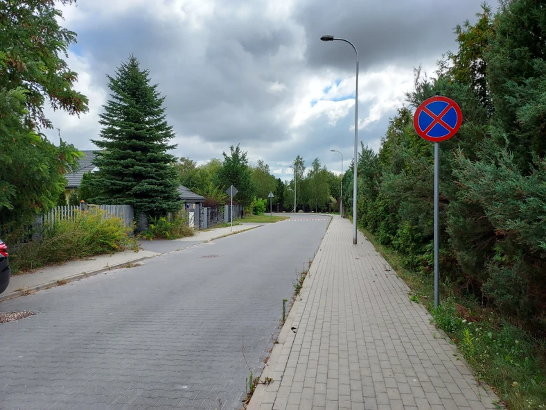 W tym miejscu nawet gdyby chodnik (droga dla pieszych) miał dwa lub trzy metry szerokości i tak zgodnie z przepisami nie możemy się na nim nawet zatrzymać