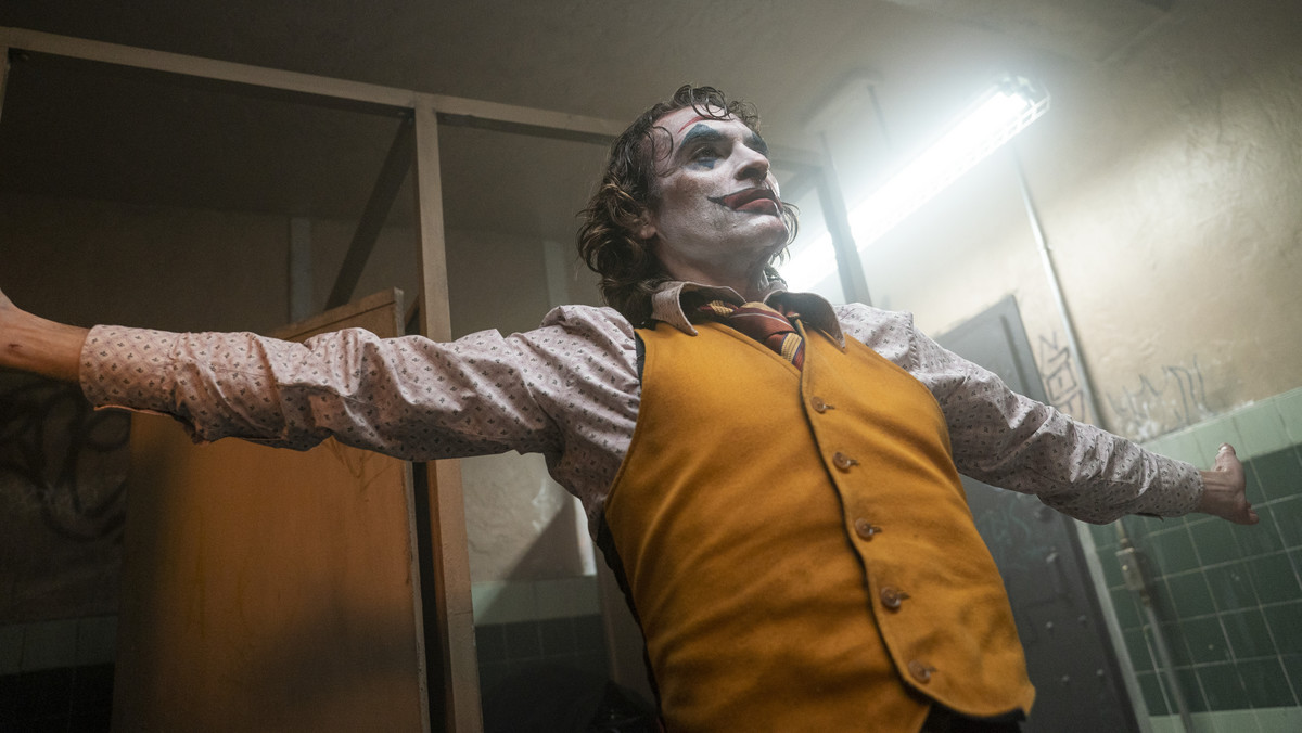 "Joker": Premiera filmu w cieniu społecznej paranoi. Ewakuacje, zamykane kina, patrole policji