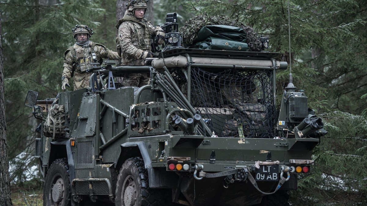 NATO wzmacnia obecność na wschodniej flance, ale problemy biurokratyczne i logistyczne, na jakie napotyka, są ogromne; postępy wojsk lub transport sprzętu mogą blokować przepisy, jak i drogi lub mosty nieprzystosowane do przejazdu czołgów - informuje dzisiaj "Financial Times"