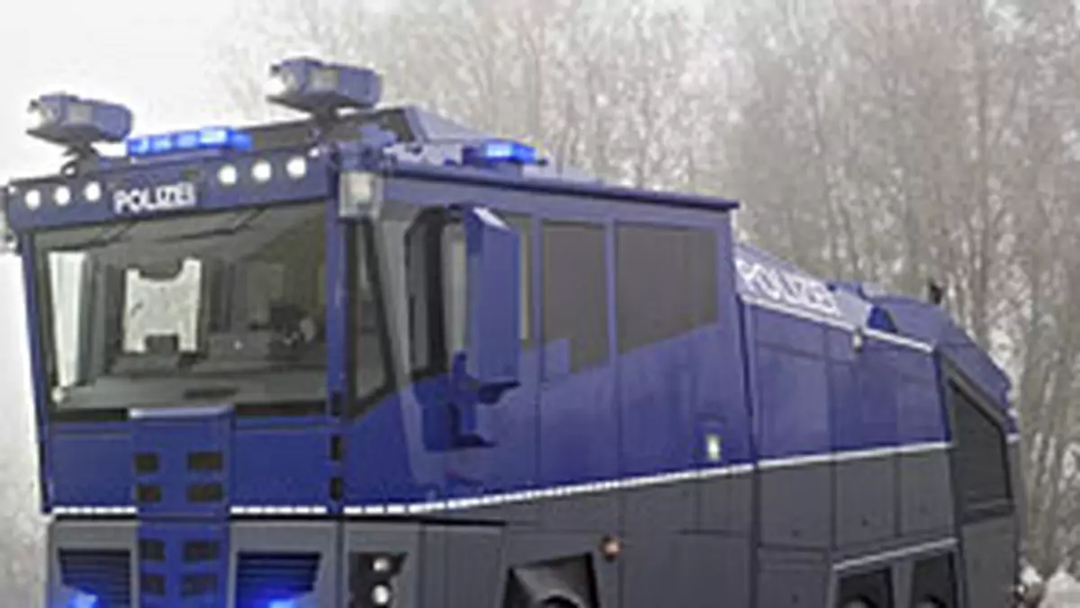 Mercedes-Benz Actros Water Cannon 10000: nowa broń policji