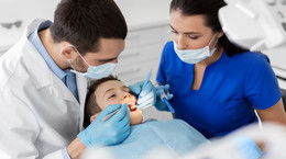 Dentysta dla dzieci na NFZ - te świadczenia są za darmo. Lista z 2024 r.