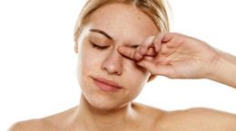 Opuchnięte powieki - przyczyny. Jak zniwelować opuchliznę na powiekach?
