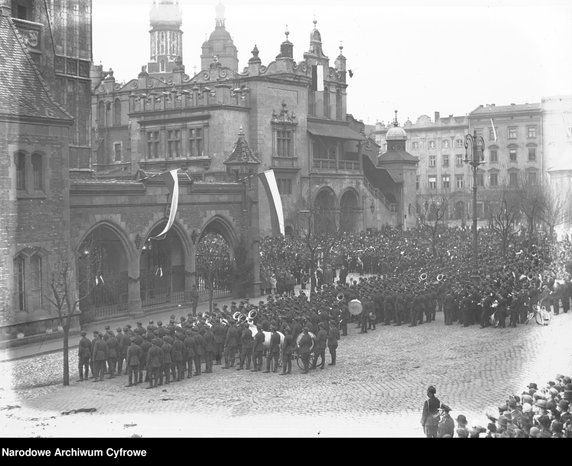 Obchody święta 3 maja w przedwojennej Polsce - zdjęcie pochodzi z archiwów Narodowego Archiwum Cyfrowego