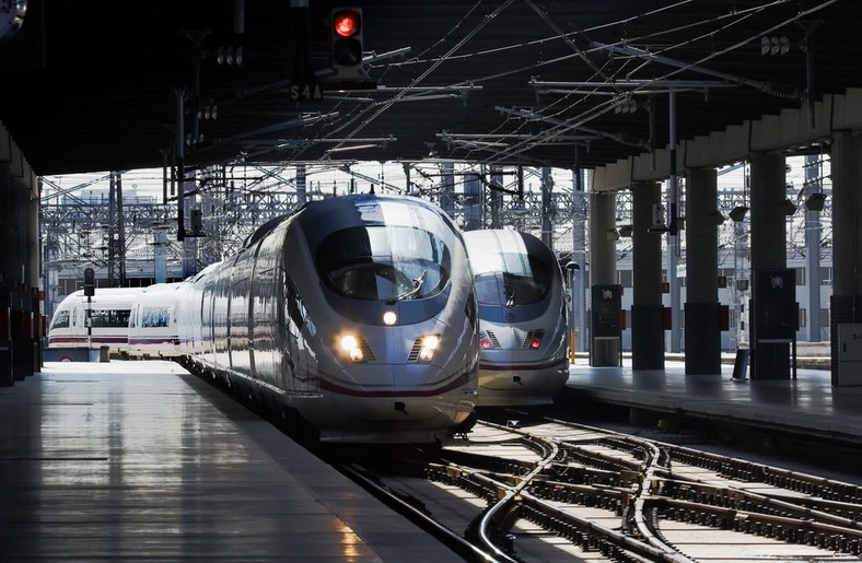 Szybka kolej AVE hiszpańskiej sieci kolejowej RENFE wjeżdza na peron na stacji Madryt-Atocha (1). Fot. Shutterstock.