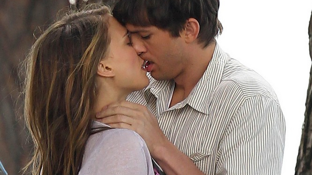 Ashton Kutcher i Natalie Portman na planie filmu "Friends with Benefits"