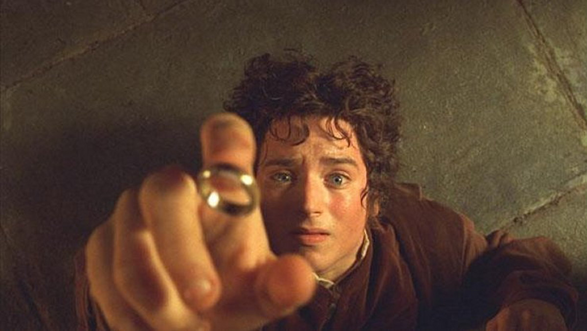 Amazon nabył prawa do adaptacji słynnego cyklu powieści fantasy "Władca Pierścieni" autorstwa J.R.R. Tolkiena. Amazon Studios przewiduje kilka sezonów serialu. Możliwy jest także potencjalny spin-off.