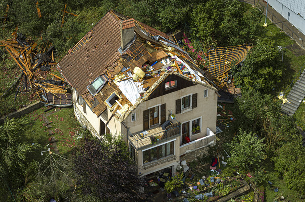 Uszkodzony dom w La Chaux-de-Fonds w Szwajcarii, 24 lipca 2023 r.